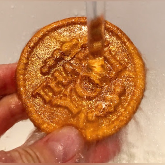 RARE LUSH COSMETICS VALENTINES LOVE TOKEN REUSABLE BUBBLE BAR (last available) - Picture 8 of 9